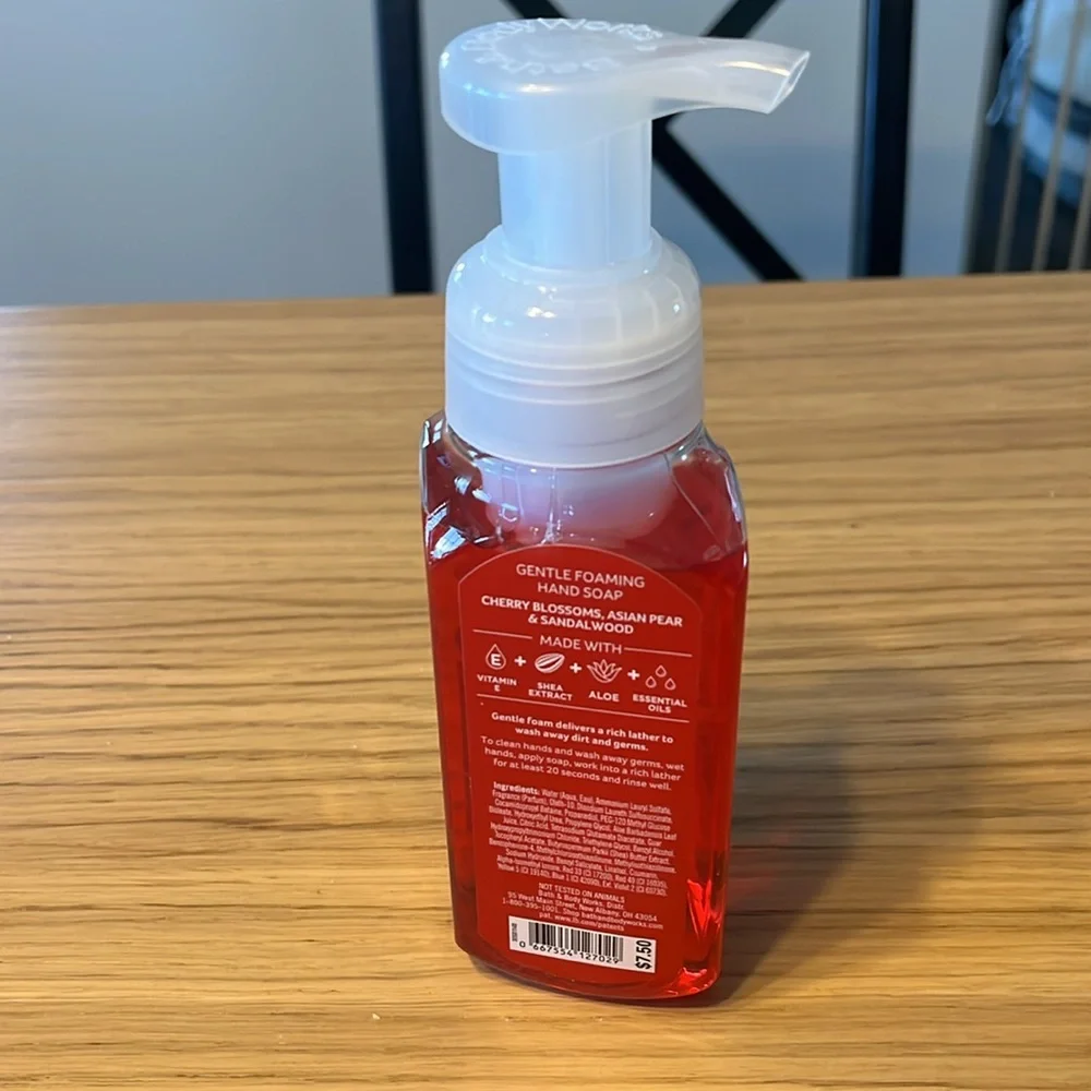 Bath & Body Works Gentle Foaming Hand Soap. Japanese Cherry Blossom. - Picture 3 of 3